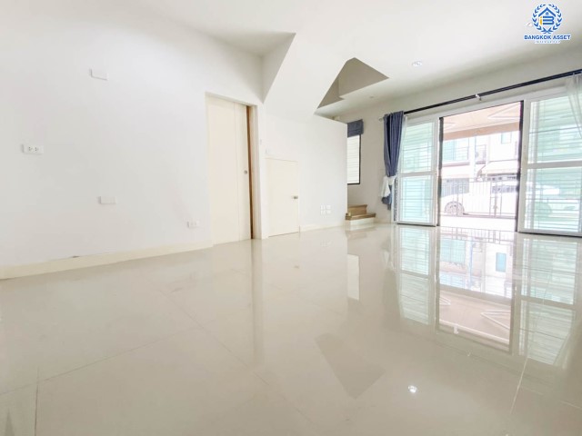 ทาวน์โฮมมือสอง ม.บ้านกลางเมือง ราชพฤกษ์-พระราม5 ทาวน์โฮม3ชั้น บ้านสวยเหมือนไม่เคยเข้าอยู่ บนเนื้อที่ 17 ตร.ว. ฟังก์ชัน 3 ห้องนอน 3 ห้องน้ำ 2  ที่จอดรถ บนทำเลเดินทางสะดวก เชื่อมต่อถนน นครอินทร์, พระราม5, ราชพฤกษ์, รัตนาธิเบศร์ ใกล้รถไฟฟ้าและทางด่วน!